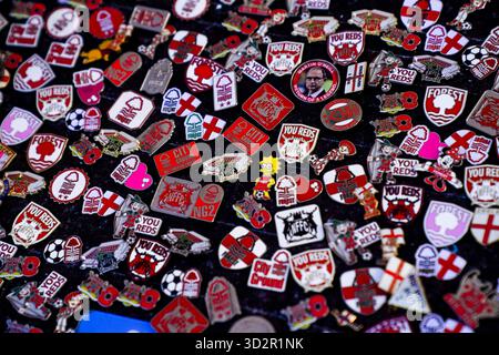 West Bridgford, Royaume-Uni. 01 novembre 2025. Badges à vendre à l'extérieur du terrain lors du match de Nottingham Forest v Manchester United premier League au City Ground, West Bridgford, Angleterre, le 1er novembre 2025 crédit : Eleanor Hoad/Every second Media crédit : Every second Media/Alamy Live News Banque D'Images