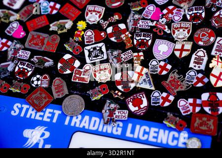 West Bridgford, Royaume-Uni. 01 novembre 2025. Badges à vendre à l'extérieur du terrain lors du match de Nottingham Forest v Manchester United premier League au City Ground, West Bridgford, Angleterre, le 1er novembre 2025 crédit : Eleanor Hoad/Every second Media crédit : Every second Media/Alamy Live News Banque D'Images