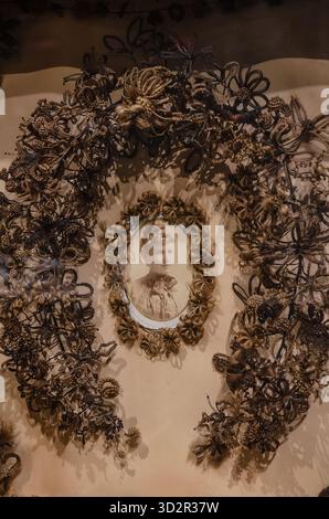 Mobile, Alabama, États-Unis - Oct. 31, 2025 : une couronne de deuil de la fin du XIXe siècle faite de cheveux humains entoure un portrait du défunt. Banque D'Images