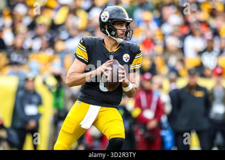 Pittsburgh, Pennsylvanie, États-Unis. 2 novembre 2025. AARON RODGERS, quarterback des Pittsburgh Steelers (8 ans), lors du match de football NFL entre les Steelers de Pittsburgh et les Colts d'Indianapolis au stade Acrisure de Pittsburgh, en Pennsylvanie. (Crédit image : © Brent Gudenschwager/ZUMA Press Wire) USAGE ÉDITORIAL SEULEMENT ! Non destiné à UN USAGE commercial ! Crédit : ZUMA Press, Inc/Alamy Live News Banque D'Images