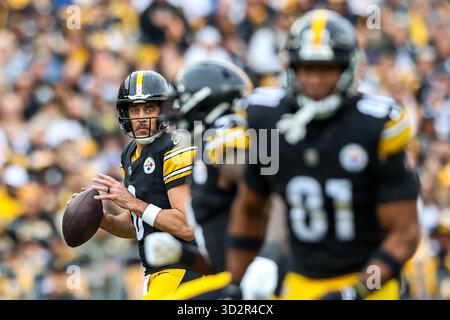Pittsburgh, Pennsylvanie, États-Unis. 2 novembre 2025. AARON RODGERS (8 ans), quarterback des Pittsburgh Steelers, regarde au sol pendant le match de football NFL entre les Steelers de Pittsburgh et les Colts d'Indianapolis au stade Acrisure de Pittsburgh, en Pennsylvanie. (Crédit image : © Brent Gudenschwager/ZUMA Press Wire) USAGE ÉDITORIAL SEULEMENT ! Non destiné à UN USAGE commercial ! Crédit : ZUMA Press, Inc/Alamy Live News Banque D'Images