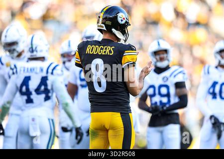 Pittsburgh, Pennsylvanie, États-Unis. 2 novembre 2025. AARON RODGERS, quarterback des Pittsburgh Steelers (8 ans), lors du match de football NFL entre les Steelers de Pittsburgh et les Colts d'Indianapolis au stade Acrisure de Pittsburgh, en Pennsylvanie. (Crédit image : © Brent Gudenschwager/ZUMA Press Wire) USAGE ÉDITORIAL SEULEMENT ! Non destiné à UN USAGE commercial ! Crédit : ZUMA Press, Inc/Alamy Live News Banque D'Images