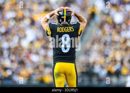 Pittsburgh, Pennsylvanie, États-Unis. 2 novembre 2025. AARON RODGERS, quarterback des Pittsburgh Steelers (8 ans), lors du match de football NFL entre les Steelers de Pittsburgh et les Colts d'Indianapolis au stade Acrisure de Pittsburgh, en Pennsylvanie. (Crédit image : © Brent Gudenschwager/ZUMA Press Wire) USAGE ÉDITORIAL SEULEMENT ! Non destiné à UN USAGE commercial ! Crédit : ZUMA Press, Inc/Alamy Live News Banque D'Images