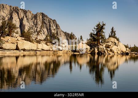 Lone Pine Lake réflexion sur le sentier du mont Whitney dans les montagnes de la Sierra Nevada orientale, en Californie, par une journée d'été ensoleillée Banque D'Images