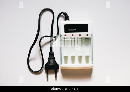 Chargeur de batterie aa aaa nicd nimh chargeur de batterie rechargeable universel isolé sur fond blanc Banque D'Images