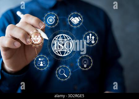 Concept de certification ISO montrant la norme internationale pour le système de gestion de la qualité, l'amélioration des affaires, l'efficacité, la conformité et l'organe mondial Banque D'Images