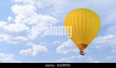Ciel nuageux avec des ballons jaunes. Bannière. Espace pour le texte sur la gauche Banque D'Images