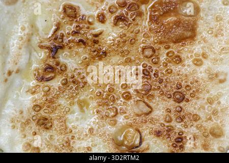 Macro délicieuse, vue rapprochée de la cuisson des aliments. la texture pétillante et brune crée un motif abstrait, un fond parfait pour tout projet culinaire, evokin Banque D'Images