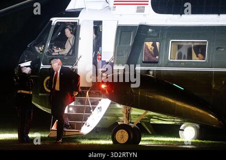 Washington, DC, États-Unis. 2 novembre 2025. Le président américain Donald J Trump débarque de Marine One sur la pelouse sud de la Maison Blanche à Washington, DC, États-Unis, le 2 novembre 2025. Le Président revient après avoir passé le week-end dans son Resort Mar-a-Lago en Floride. Crédit : Francis Chung/Pool via CNP/dpa/Alamy Live News Banque D'Images