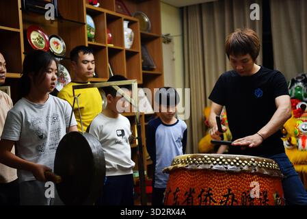 De jeunes stagiaires ont pratiqué la danse du lion à São Paulo, Brésil, le 25 octobre 2025. São Paulo, Brésil.26 octobre 2025. L'événement annuel double neuvième Festival du respect des personnes âgées pour les compatriotes du Guangdong s'est tenu à São Paulo, au Brésil, le 26 octobre 2025. Les jeunes membres de la troupe de danse du Dragon et du Lion de l'Association du Guangdong du Brésil ont fait leurs débuts officiels lors de la soirée avec un succès remarquable. En juin de cette année, l'Association brésilienne Guangdong a rétabli la première troupe brésilienne de danse du dragon et du lion entièrement chinoise, où les maîtres, disciples, batteurs et joueurs de gong sont tous à l'étranger Banque D'Images