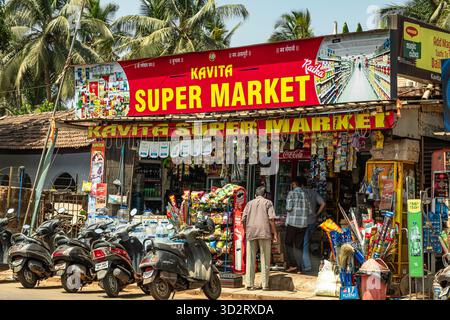Vendeur de rue vendant divers produits et collations sur le magasin de rue par le bord de la route. Magasin local traditionnel Super Market dans le village Goa Inde-4 mai Banque D'Images