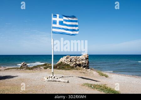 Drapeau grec sur la plage de Kamiros Banque D'Images