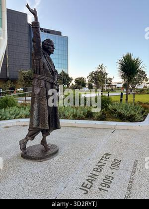 Sculpture de Jean Batten, statue en bronze honorant l’aviateur pionnier néo-zélandais, à l’aéroport d’Auckland. Représente la figure emblématique avec le bras levé. Banque D'Images