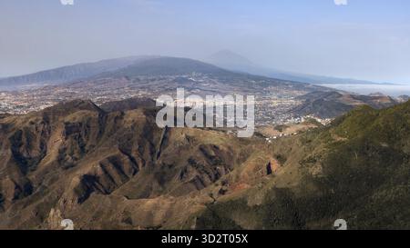 Panorama époustouflant depuis le Pico del Inglés, mettant en valeur les montagnes et la côte de Tenerife sous un ciel clair, Espagne Banque D'Images