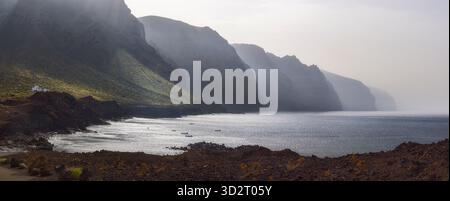 Admirez les superbes falaises de Los Gigantes qui brillent au soleil depuis Punta de Teno, Tenerife, Espagne Banque D'Images