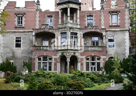 DAS Schloss Boberstein poln. Zamek Bobrow liegt im Ortsteil Bobrow Boberstein der Gemeinde Myslakowice Zillerthal-Erdmannsdorf im Powiat Jeleniogorski in der Woiwodschaft Niederschlesien. DAS Anwesen liegt am linken Ufer des Bober und ist heute eine ruine. 10.10.2025 *** Boberstein Castle poln Zamek Bobrow est situé dans le district Boberstein de la municipalité de Myslakowice Zillerthal Erdmannsdorf dans le powiat de Jeleniogorski dans la voïvodie de basse Silésie le domaine est situé sur la rive gauche de la rivière Bober et est maintenant une ruine 10 10 2025 Copyright : xMatthiasxWehnertx Banque D'Images