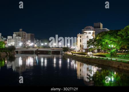 Le dôme de Genbaku se dresse silencieusement illuminé le long de la rivière dans le parc mémorial de la paix d'Hiroshima, au Japon, symbolisant la résilience et le souvenir après inimaginable Banque D'Images