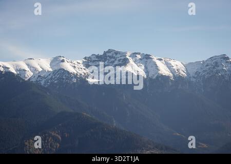 Vue d'ensemble pittoresque de l'automne des Carpates en Roumanie. Banque D'Images