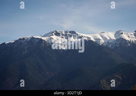 Vue d'ensemble pittoresque de l'automne des Carpates en Roumanie. Banque D'Images