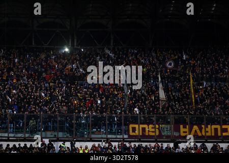 Milan, Italie, 03 novembre 2025. Les supporters de L'AS Roma pendant le match de Serie A entre l'AC Milan et L'AS Roma au stade Giuseppe Meazza de Milan, Italie crédit : Mairo Cinquetti/Alamy Live News Banque D'Images