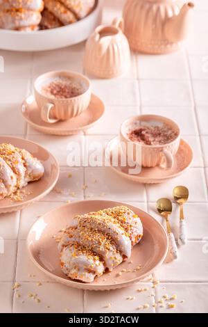 Croissant saint martin doré comme délicatesse populaire à Poznan. Croissants préparés pour la fête de Martin. Banque D'Images