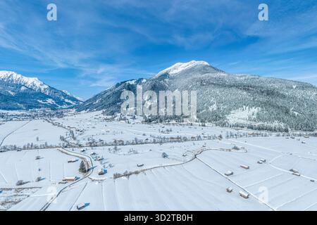 Journée d'hiver ensoleillée à Ehrwalder Moos dans la région tyrolienne de sports d'hiver Ausserfern en Autriche Banque D'Images