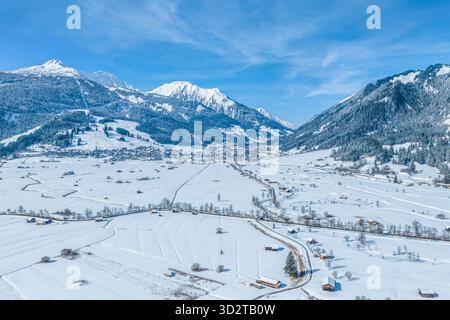Journée d'hiver ensoleillée à Ehrwalder Moos dans la région tyrolienne de sports d'hiver Ausserfern en Autriche Banque D'Images