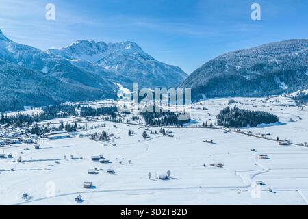 Journée d'hiver ensoleillée à Ehrwalder Moos dans la région tyrolienne de sports d'hiver Ausserfern en Autriche Banque D'Images