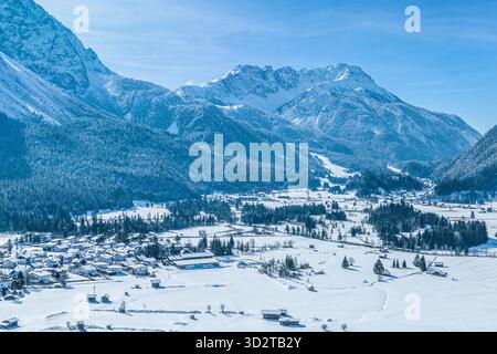 Journée d'hiver ensoleillée à Ehrwalder Moos dans la région tyrolienne de sports d'hiver Ausserfern en Autriche Banque D'Images
