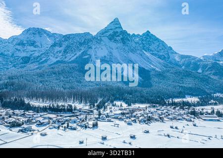 Journée d'hiver ensoleillée à Ehrwalder Moos dans la région tyrolienne de sports d'hiver Ausserfern en Autriche Banque D'Images