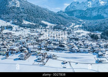 Journée d'hiver ensoleillée à Ehrwalder Moos dans la région tyrolienne de sports d'hiver Ausserfern en Autriche Banque D'Images