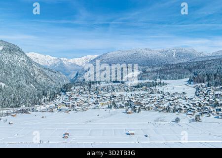 Journée d'hiver ensoleillée à Ehrwalder Moos dans la région tyrolienne de sports d'hiver Ausserfern en Autriche Banque D'Images