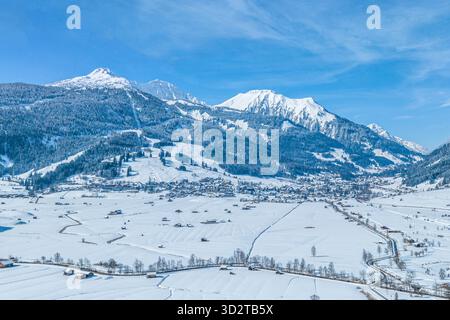 Journée d'hiver ensoleillée à Ehrwalder Moos dans la région tyrolienne de sports d'hiver Ausserfern en Autriche Banque D'Images