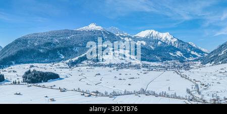 Journée d'hiver ensoleillée à Ehrwalder Moos dans la région tyrolienne de sports d'hiver Ausserfern en Autriche Banque D'Images