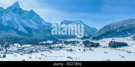 Journée d'hiver ensoleillée à Ehrwalder Moos dans la région tyrolienne de sports d'hiver Ausserfern en Autriche Banque D'Images