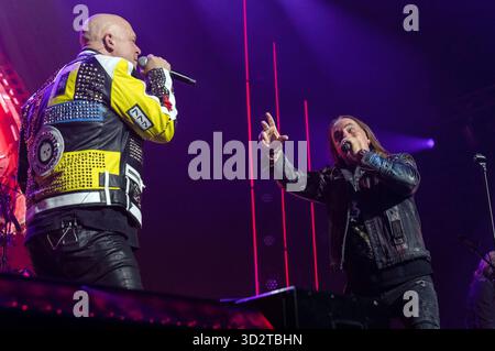 Michael Kiske und Andi Deris von Helloween live BEI einem Konzert ihrer 40 Years Anniversary Tour in der Barclays Arena. Hambourg, 01.11.2025 Foto :XC.xSpeidelx/xFuturexImagex helloween 5121 Banque D'Images