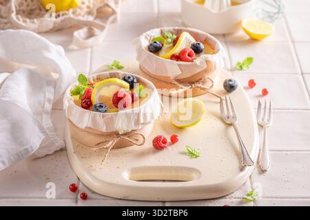 Gâteau au fromage New-yorkais traditionnel aromatisé au citron et au fromage. Cheesecake au citron avec fruits à baies. Banque D'Images