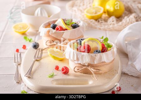 Délicieux cheesecake New-yorkais aromatisé au citron et au fromage. Cheesecake au citron avec fruits à baies. Banque D'Images