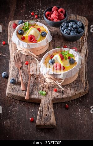 Délicieux cheesecake New-yorkais aromatisé à la vanille et au citron. Cheesecake au citron avec fruits à baies. Banque D'Images