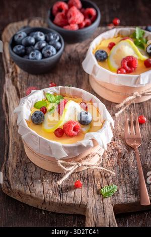 Délicieux cheesecake New-yorkais aromatisé au citron et au fromage. Cheesecake au citron avec fruits à baies. Banque D'Images