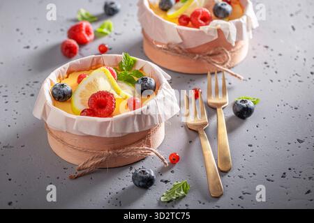 Cheesecake New-yorkais doux aromatisé à la vanille et au citron. Cheesecake au citron avec fruits à baies. Banque D'Images