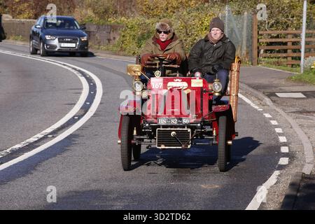 2 novembre 2025, Clayton, Sussex, Angleterre Londres à Brighton Veteran car Rally 2025 voitures construites avant 1905 prenant part à la course annuelle entre le centre de Londres et le front de mer de Brighton atteignent Clayton Hill, une montée raide juste avant Brighton. Voiture sur la photo : 1903 de Dion bouton crédit photo : Roland Ravenhill/Alamy Banque D'Images