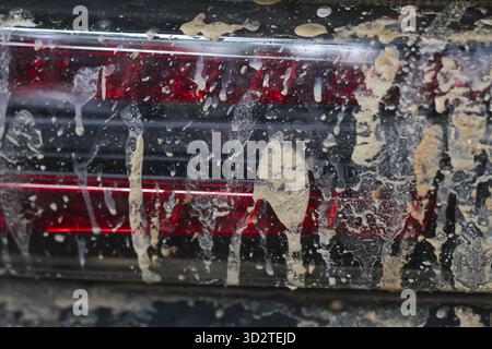 Gros plan du feu arrière de voiture sale sur un véhicule tout terrain boueux après une aventure passionnante. les éclaboussures de boue et les éclaboussures créent une texture rugueuse et robuste Banque D'Images