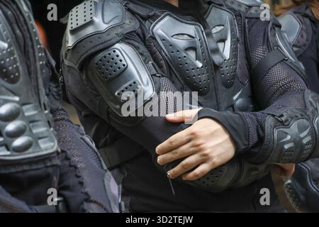 Officier de police en équipement tactique complet et armure corporelle monte la garde. Ce gros plan montre l'équipement de protection et l'uniforme de l'application de la loi pendant le temps Banque D'Images