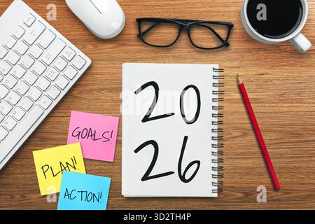 Résolution de la bonne année 2026 définition de la liste des objectifs et des plans - bureau d'affaires avec cahier écrit sur la liste des objectifs de la nouvelle année et de la révocation Banque D'Images
