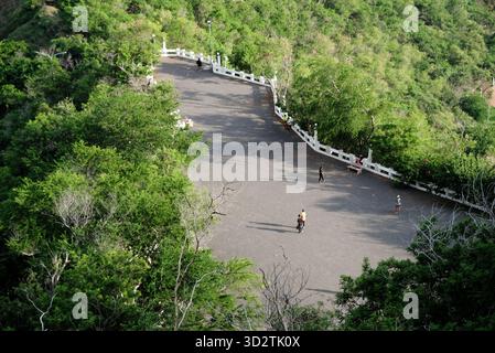Belle vue sur les collines Cristo Rei à Dili, Timor Leste. Vue aérienne. Banque D'Images
