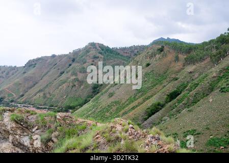 Belle vue sur les collines Cristo Rei à Dili, Timor Leste. Banque D'Images
