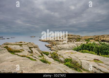 La falaise côtière de World’s End à Tjøme, en Norvège, surplombant la mer avec un littoral rocheux et un paysage pittoresque Banque D'Images