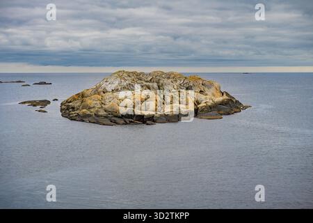 La falaise côtière de World’s End à Tjøme, en Norvège, surplombant la mer avec un littoral rocheux et un paysage pittoresque Banque D'Images