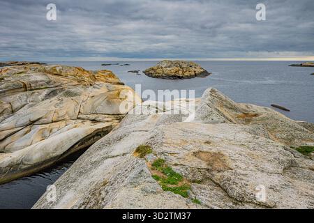 La falaise côtière de World’s End à Tjøme, en Norvège, surplombant la mer avec un littoral rocheux et un paysage pittoresque Banque D'Images